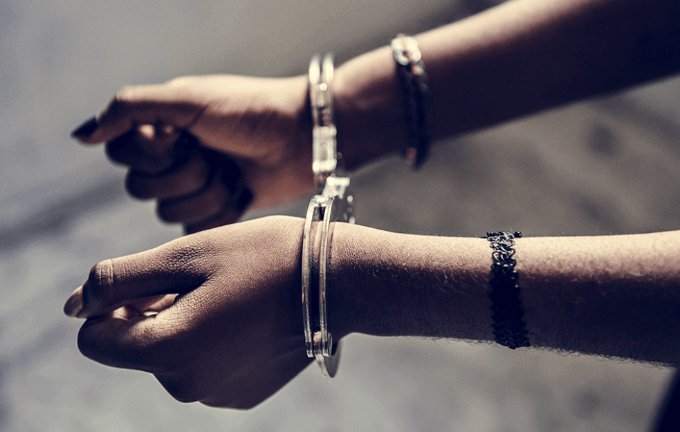 UHAPŠENA DILERKA NA <span style='color:red;'><b>MEDAK</b></span>OVIĆU: Policija PRETRESLA sumnjivu devojku i ODUZELA joj 37 paketića MARIHUANE